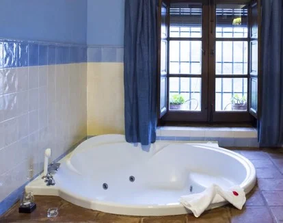 jacuzzi en la habitación romántica La Fuente del Sol
