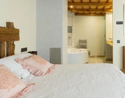 jacuzzi en la habitacion del Hotel Historic en Girona