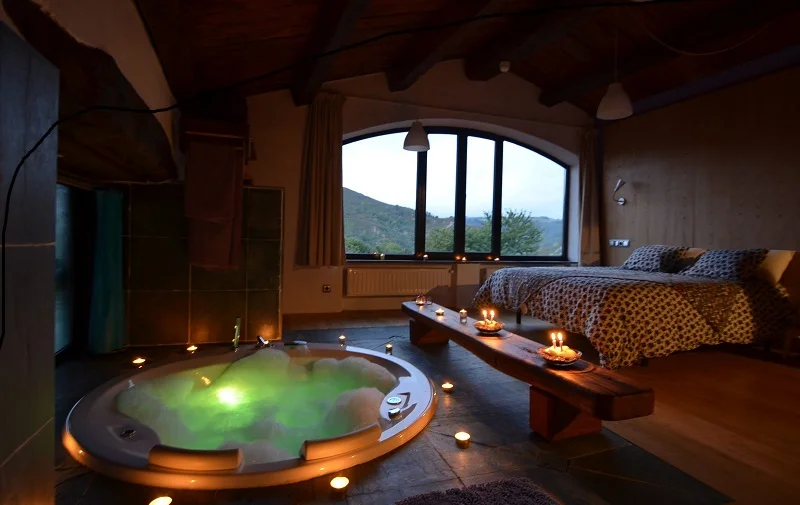 Jacuzzi romantico para el día de San Valentín en una habitación con encanto