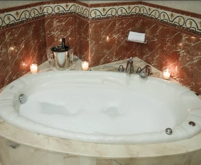jacuzzi en la habitacion Hotel Restaurante Emilio