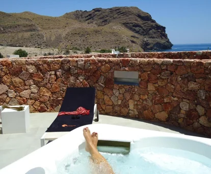 terraza con piscina privada de la habitación