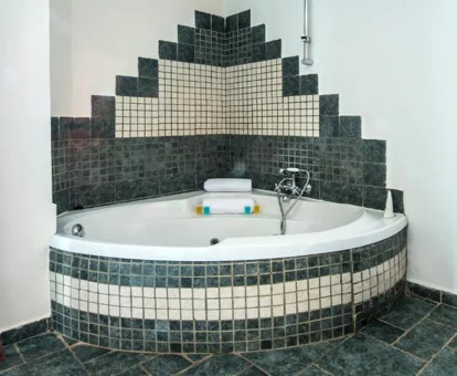 habitacion suite con jacuzzi del hotel