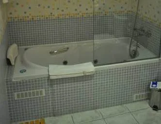 suite del hotel La alqueria con bañera de hidromasaje