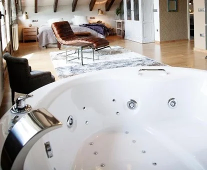 bañera de hidromasaje en la habitacion