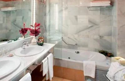 bañera de hidromasaje de la suite hotel sos del rey catolico