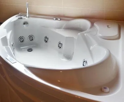 jacuzzi en la habitación del Hotel El Cierzo de Javalambre