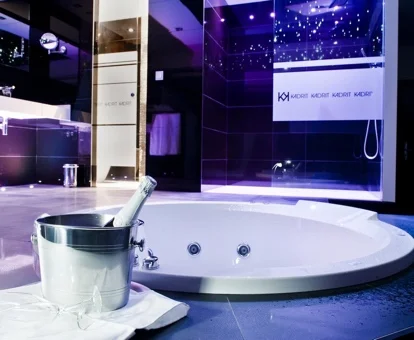 jacuzzi en la habitacion del Hotel Kadrit