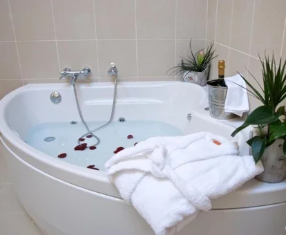 suite del hotel con bañera de hidromasaje
