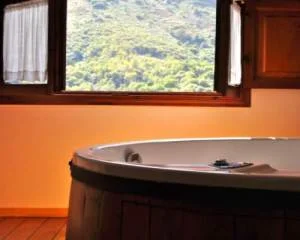 jacuzzi con vistas a la montaña Casa Aguas Parque Ponga