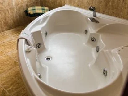jacuzzi en la habitación superior