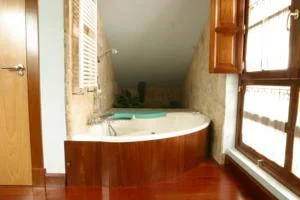 Bañera de hidromasaje en la habitacion