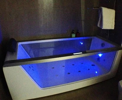 habitacion con bañera de hidromasaje