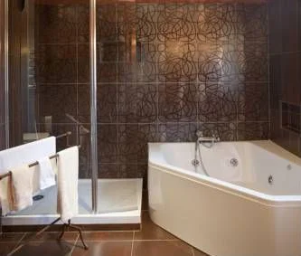 jacuzzi de la habitacion suite