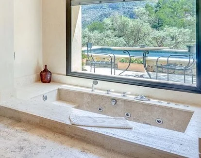 jacuzzi en la habitacion Suite con Vistas al Mar