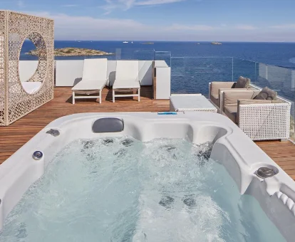 habitacion con jacuzzi y con vistas al mar en Ibiza