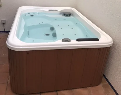 jacuzzi exterior de la casa