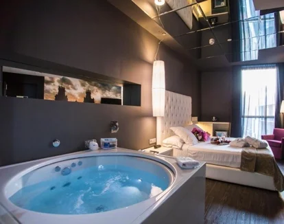 Jacuzzi privado en la habitacion del hotel sb plaza europa en barcelona