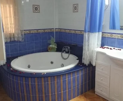 jacuzzi en la habitación de los apartamentos