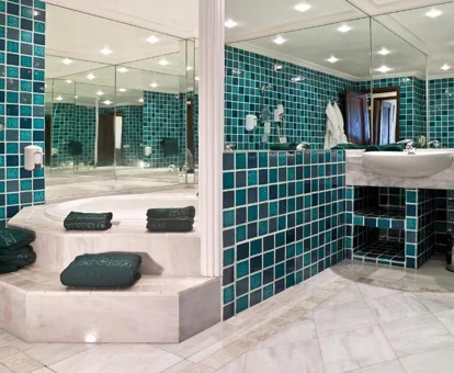 jacuzzi en la habitacion Hotel Regency Country Club
