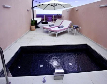 habitacion con hidromasaje del hotel Sir Anthony