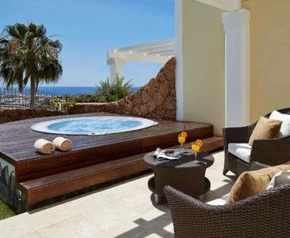 jacuzzi en la terraza Hotel Villa Maria