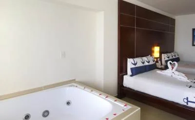 habitación con bañera de hidromasaje