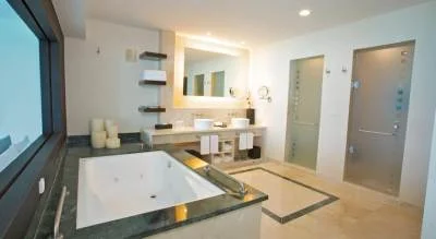 habitación con bañera de hidromasaje del hotel Cancún Caribe Park