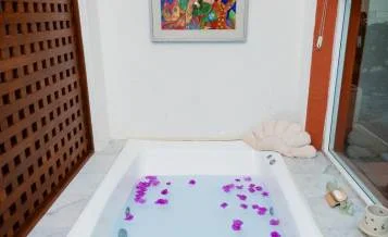 bañera de hidromasaje de la habitación Hotel La Casa de los Sueños