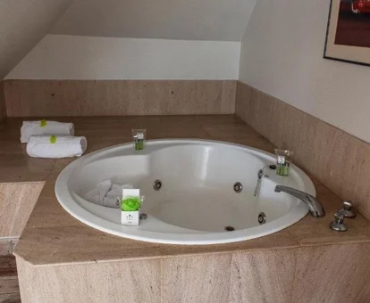 jacuzzi en la habitacion Hotel Palacio del Mar Santander
