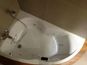 jacuzzi en la Suite del Hotel Adelma en Cantabria