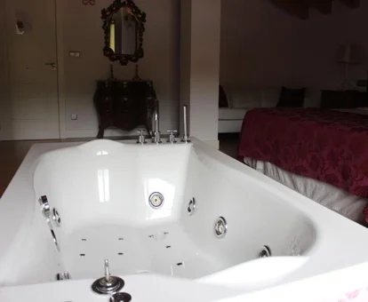 jacuzzi junto a la cama del Hotel Posada del campo