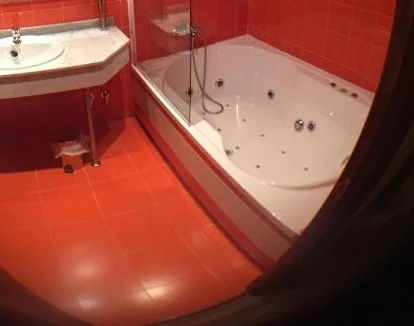 jacuzzi en la habitacion Hotel Marfrei