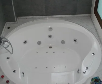 jacuzzi de la Suite Posada La Desmera en Cantabria