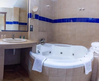jacuzzi en la habitacion Hotel Juype Tierrallana