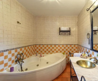jacuzzi en la habitación del hotel Los ángeles Cáceres