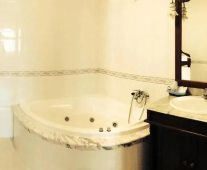 habitacion con bañera de hidromasaje