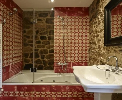 bañera de hidromasaje en la habitación de Lugar do Cotariño