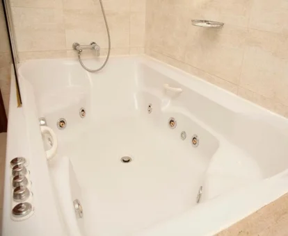 jacuzzi de la habitación Suite Motel el jardín