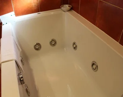 bañera de hidromasaje privada del Hotel Picasso en Girona