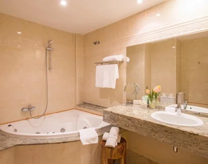 habitacion con jacuzziHotel Cap Roig Girona