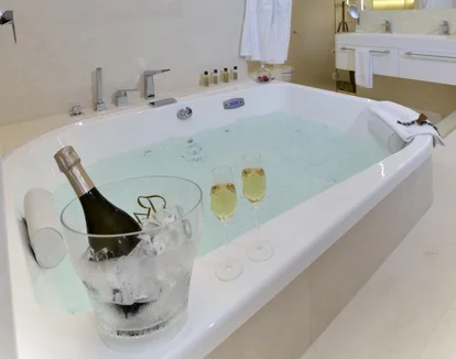 habitación con hidromasaje Hotel Calma Blanca en Girona