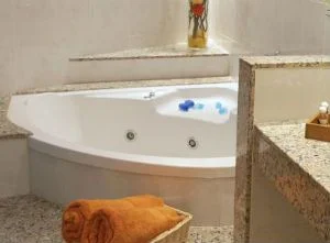 bañera de hidromasaje del baño del Hotel Fergus Style Plaza Paris 