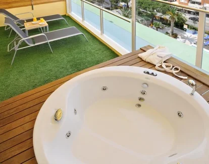 jacuzzi privado del hotel Oasis Park en Girona