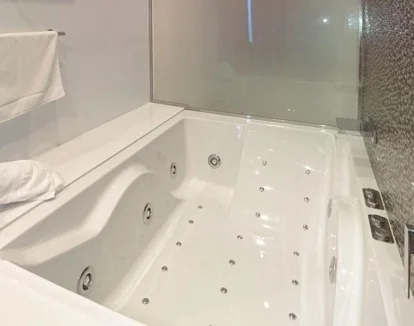 jacuzzi en la habitacion
