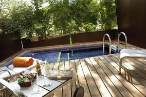 piscina privada de la habitación NM Suites Girona