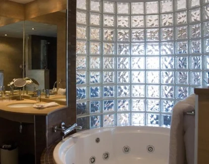 jacuzzi en la habitacion del hotel Samba Girona