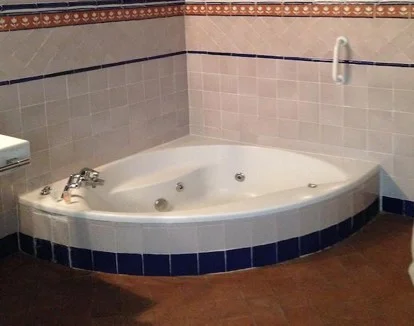 bañera de hidromasaje en la habitacion Hotel Casa del Pilar