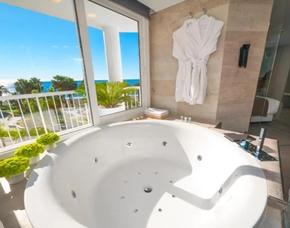 jacuzzi de la habitacion con vistas al mar