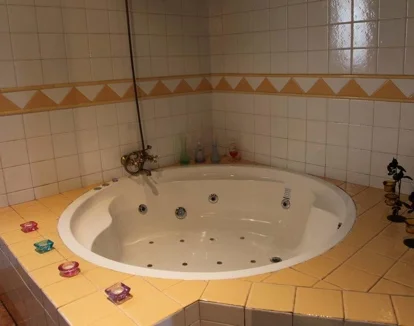 Jacuzzi de la habitación Suite Hotel El Cercado en Granada