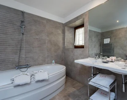 bañera de hidromasaje de la habitacion del Gar Anat Granada